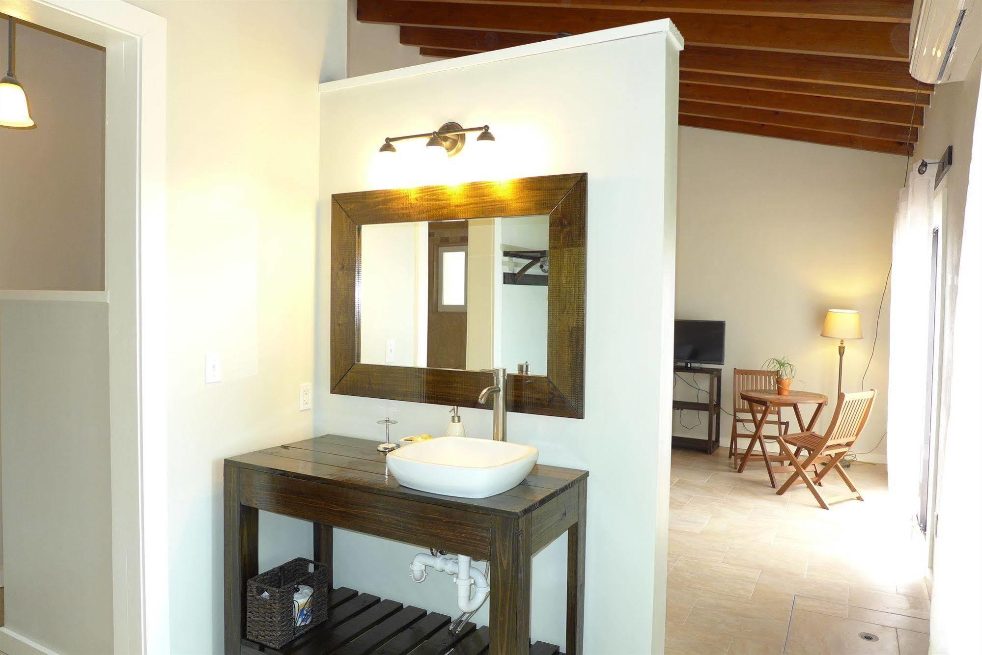 Two Sandals - A Boutique 2*